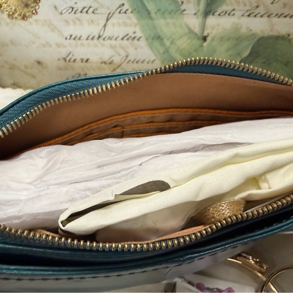 Hobo Darcy Crossbody - Picture 2 of 2